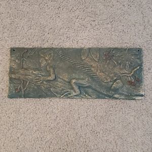 Iguana ceramic piece